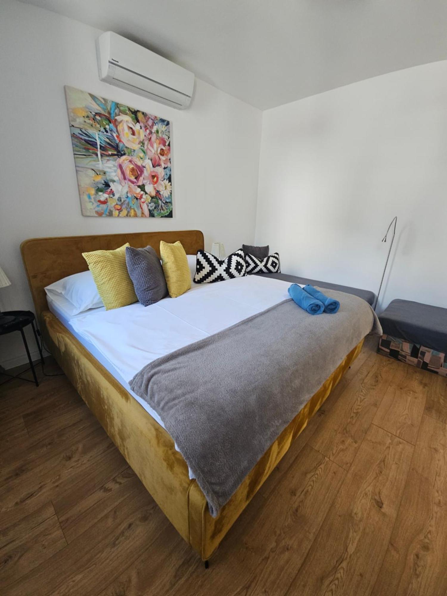 Apartmany Centro & Jacuzzi Piest'any Exteriör bild