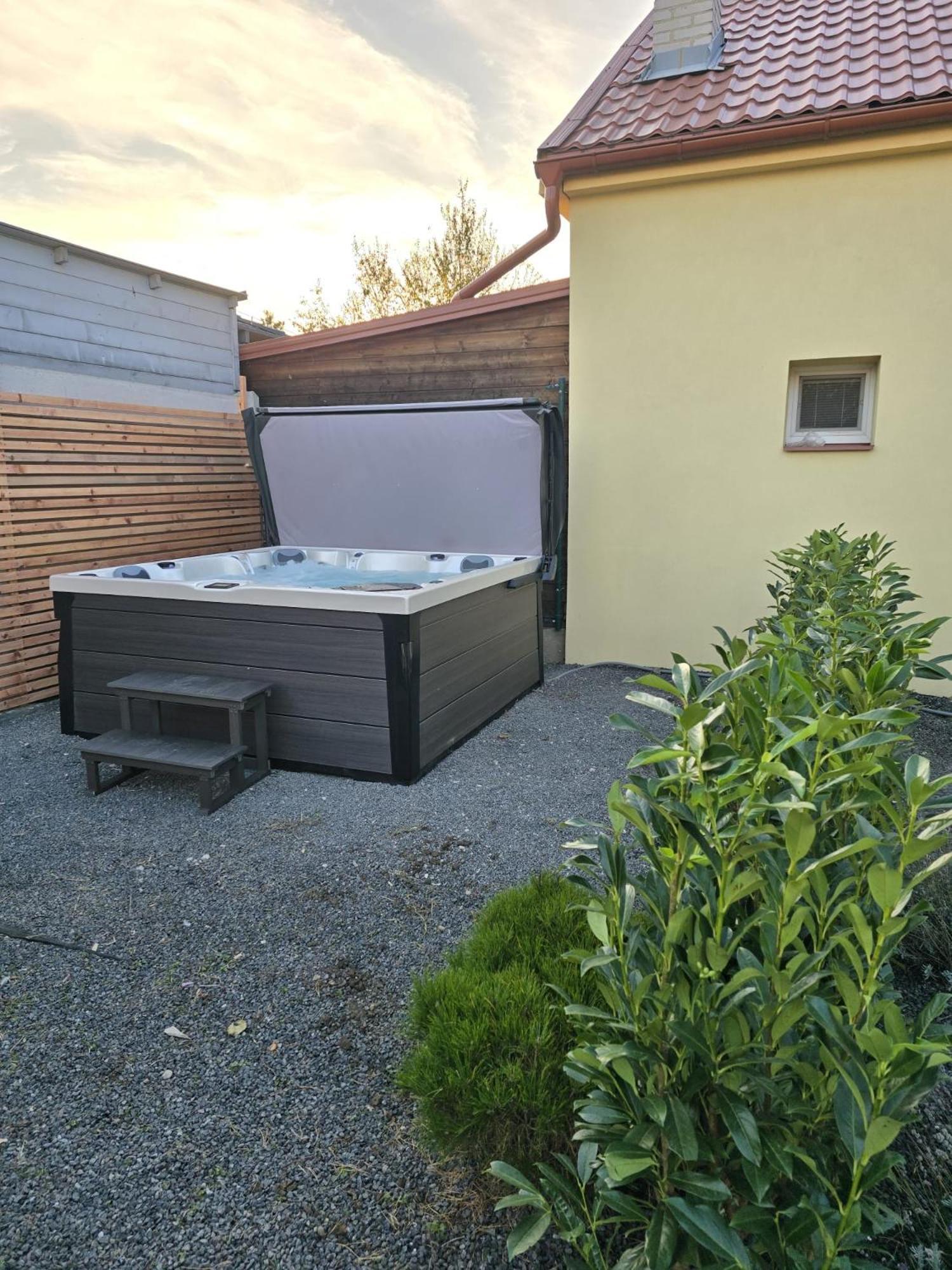 Apartmany Centro & Jacuzzi Piest'any Exteriör bild